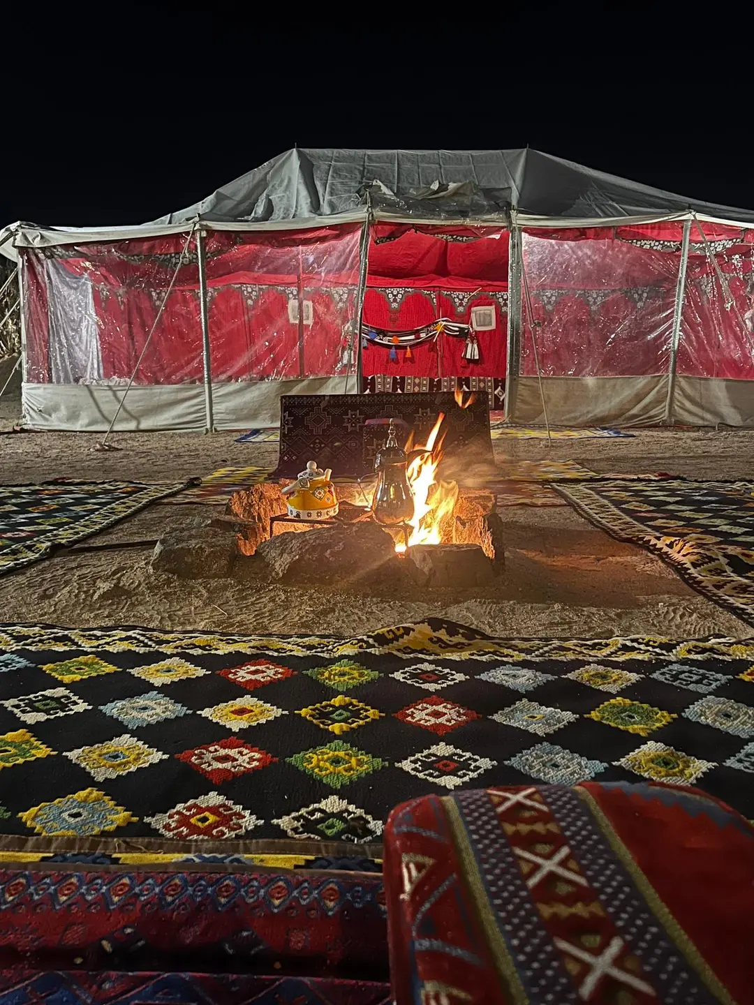 Feu de camp devant la tente bédouine