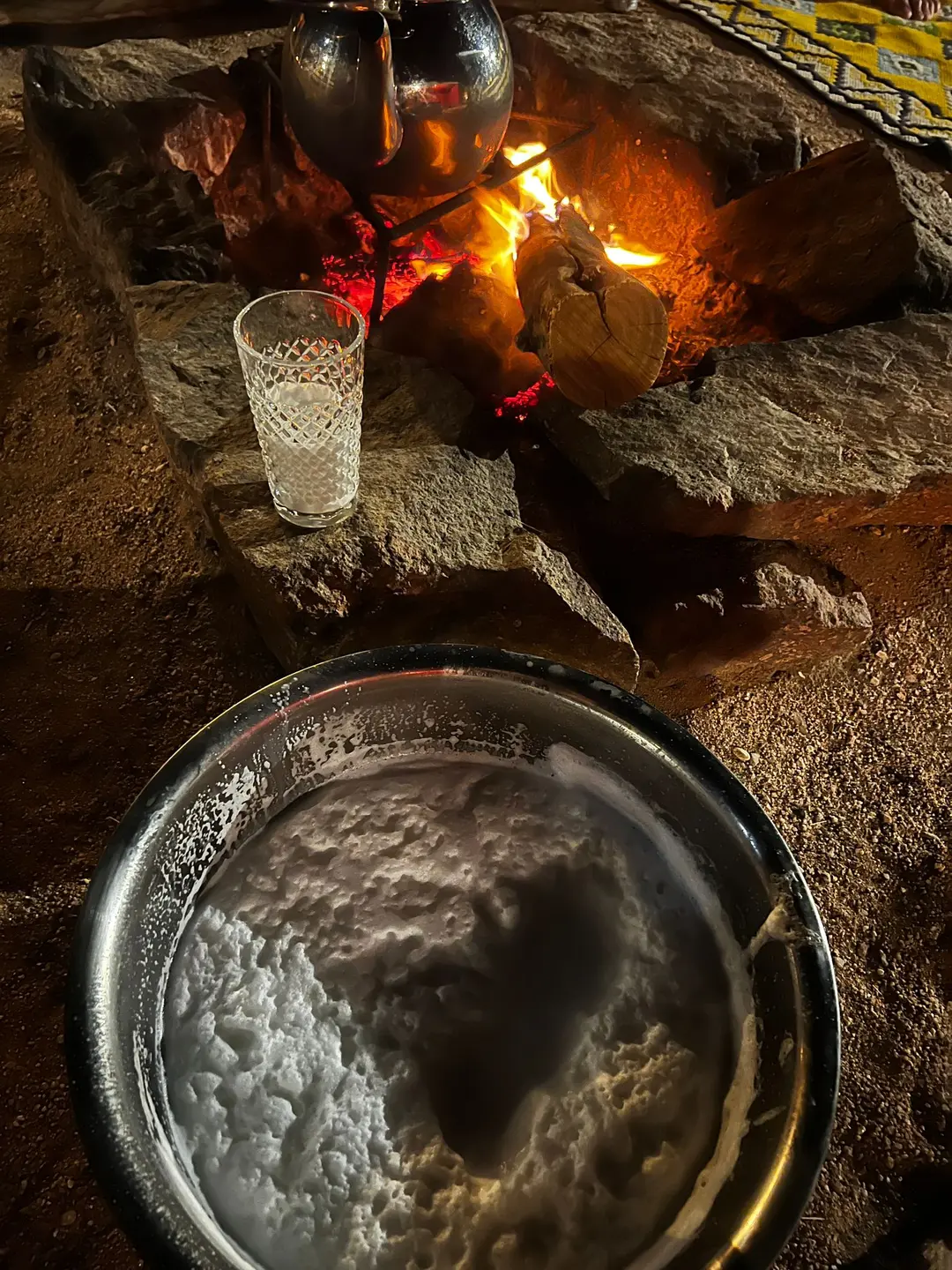 Lait de chamelle et thé au feu de bois